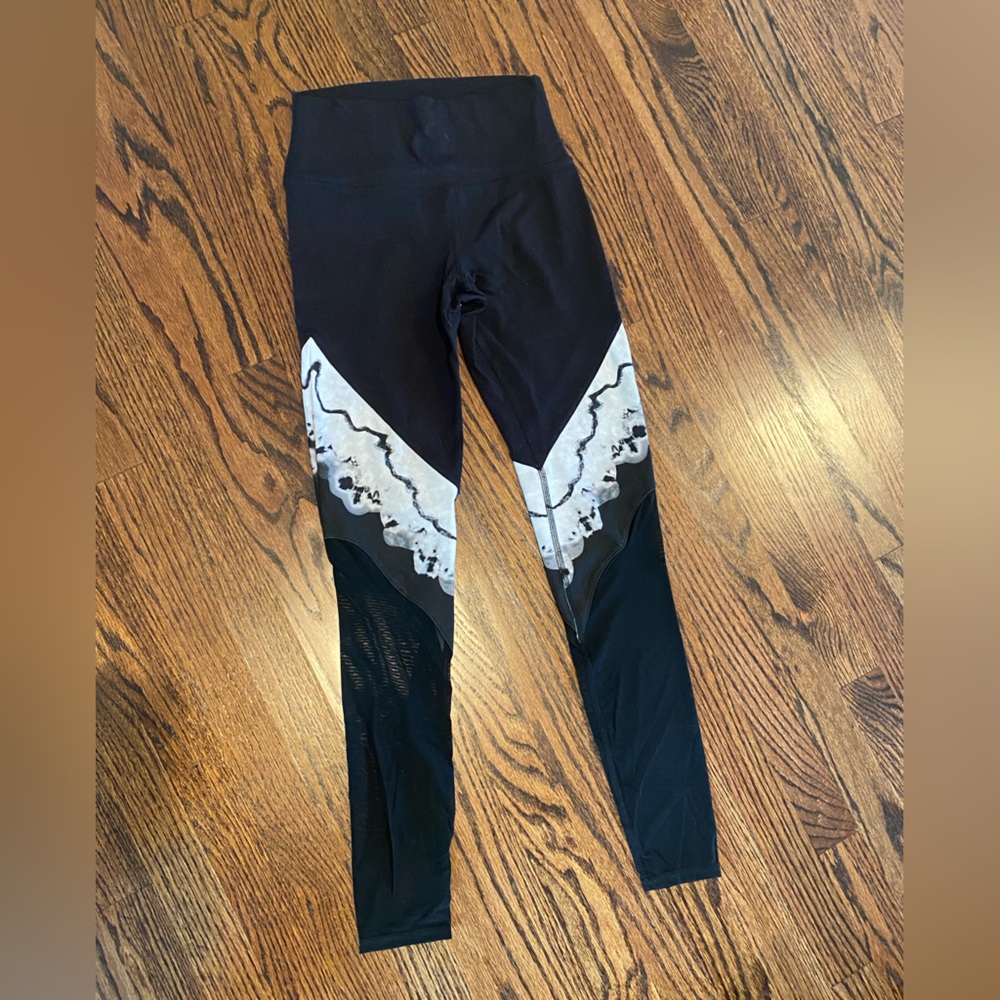 Women’s Alo yoga leggings size small sheer bottom